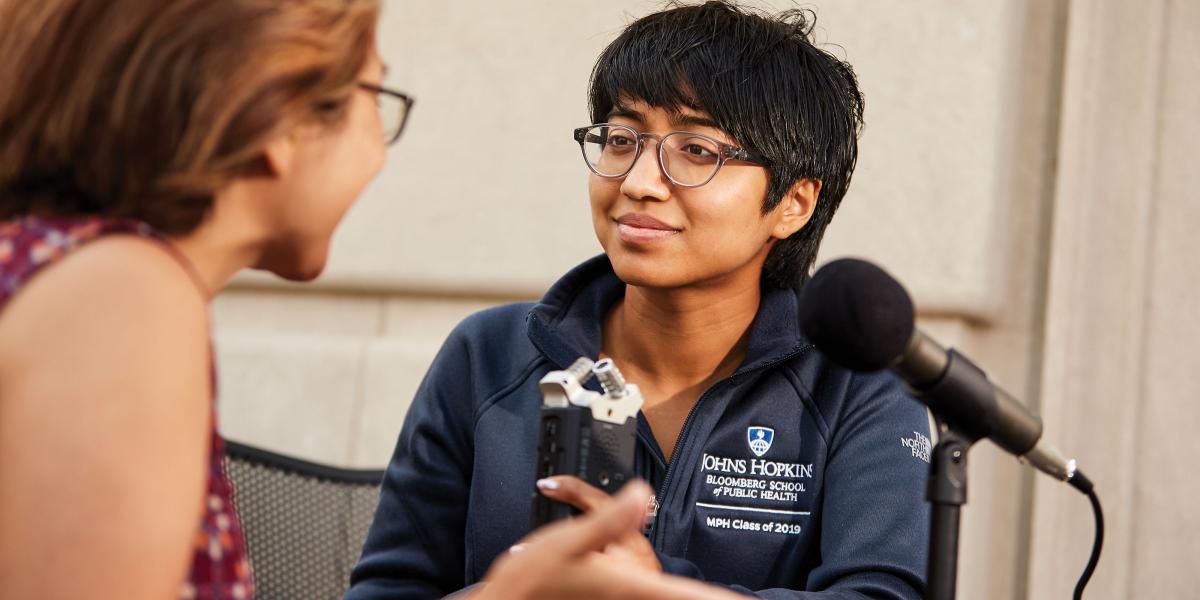 Isabella Gomes interviewing a subject for her story