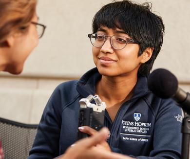 Isabella Gomes interviewing a subject for her story