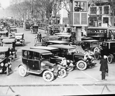 A traffic jam in Detroit in the 1920s.