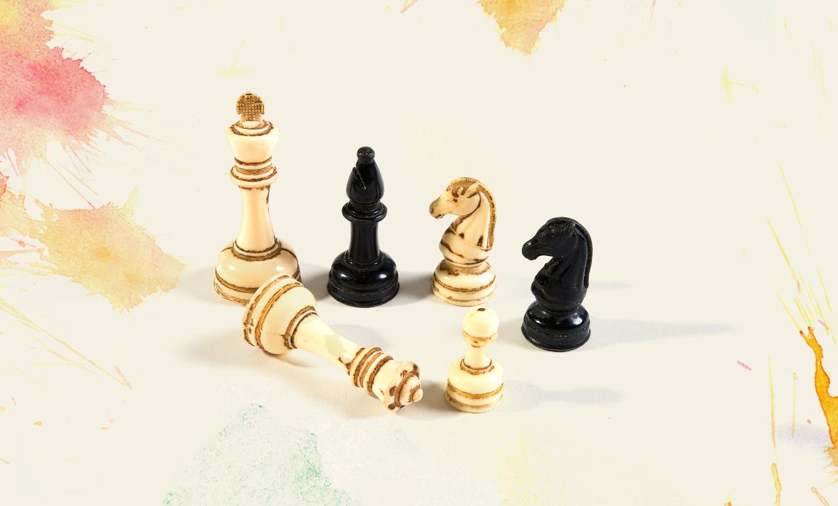 4 white and 2 black chess pieces